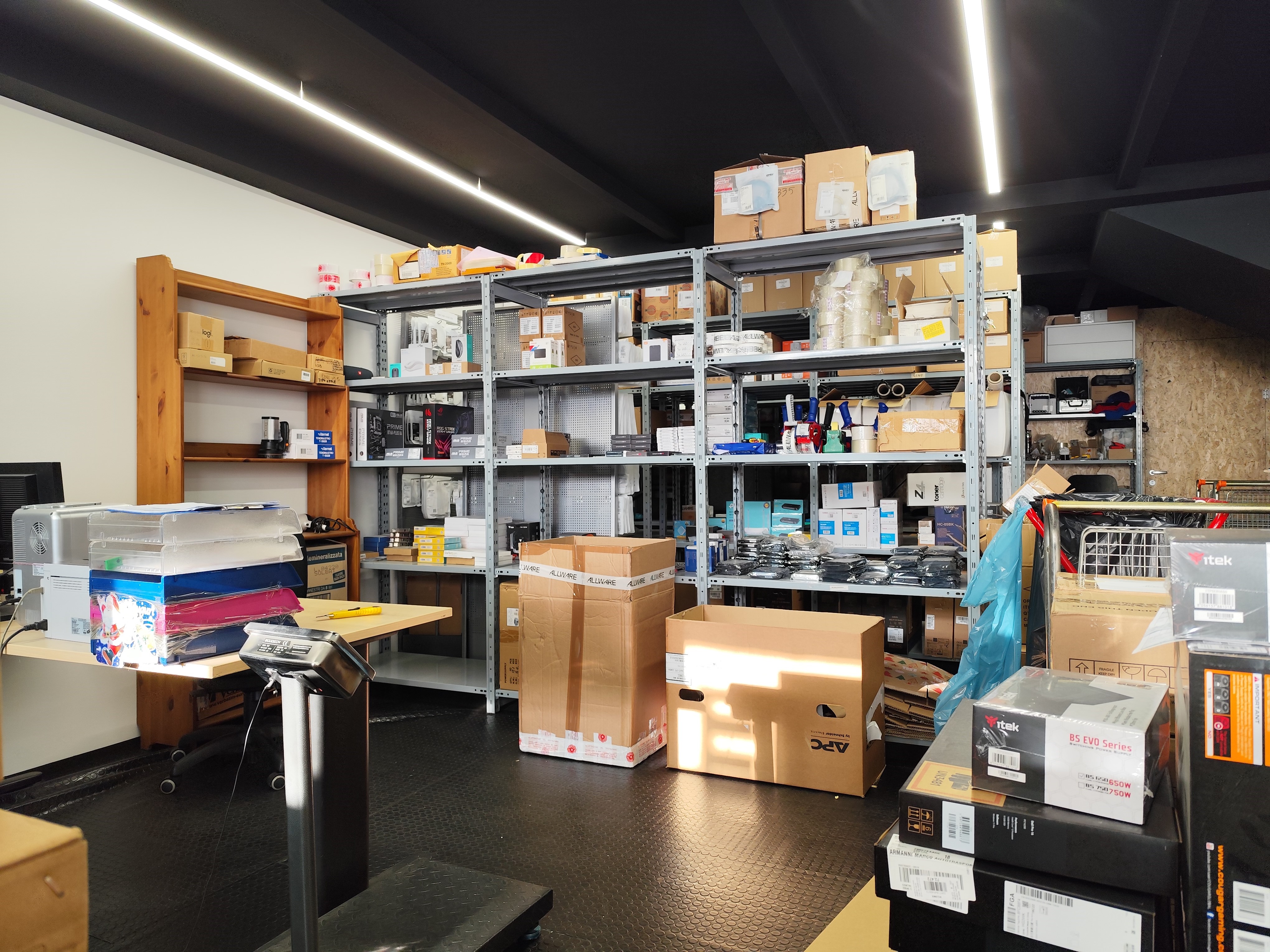 Logistica e Fornitura Hardware Allware Vicenza - Magazzino Componenti e Sistemi IT