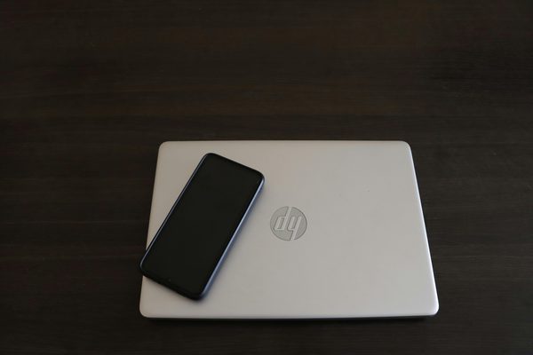 Notebook HP con smartphone su scrivania, immagine rappresentativa per fornitura hardware aziendale