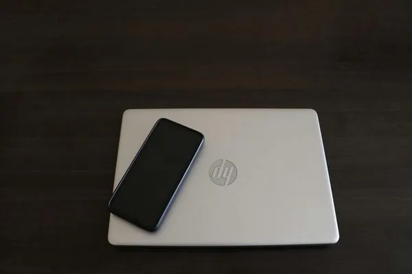 Notebook HP con smartphone su scrivania, immagine rappresentativa per fornitura hardware aziendale